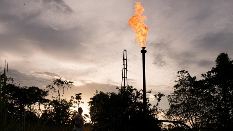 Imagen de archivo de una llamarada de gas en una planta de combustible.