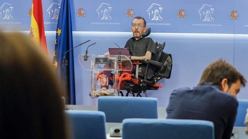 28/06/2022.- El portavoz de Unidas Podemos, Pablo Echenique, durante la rueda de prensa que ha ofrecido este martes en el Congreso que acoge la reunión de la Mesa de la Cámara. EFE/ Luis Millan