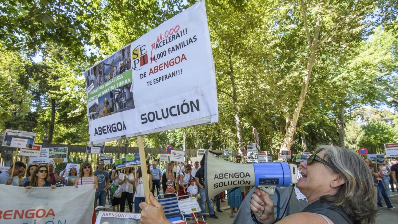 Protesta de los trabajadores de Abengoa, que permanecen acampados en la Plaza de España de Sevilla. EFE/ Raúl Caro