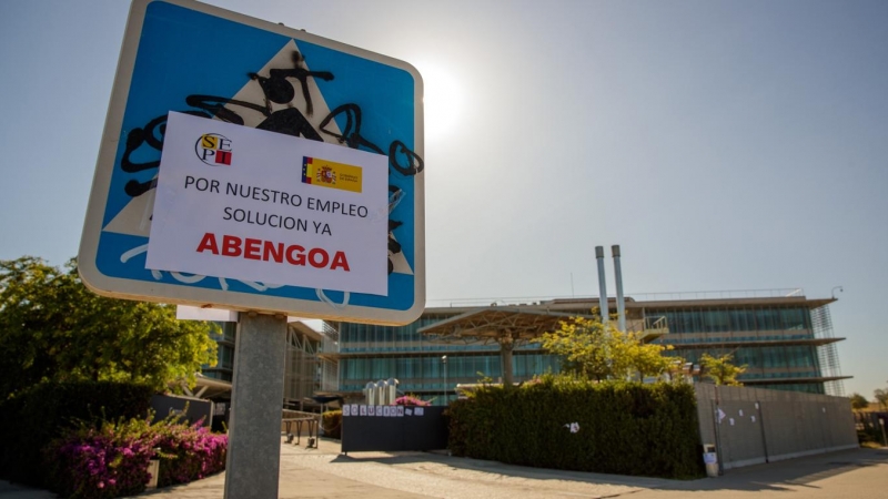 Carteles reivindicativos pegados en señales viarias ante la sede de Abengoa, en Palmas Altas de Sevilla. EFE/Julio Muñoz