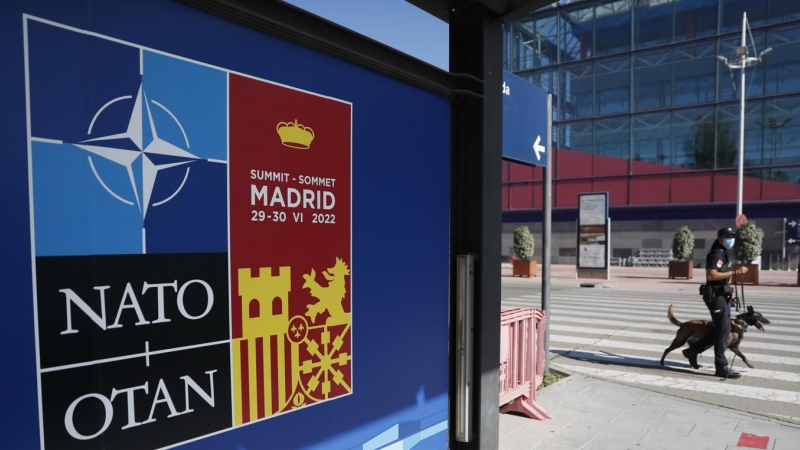Cartel publicitario de la cumbre de la OTAN en las afueras del pabellón de IFEMA de Madrid el lunes 27 de junio de 2022.