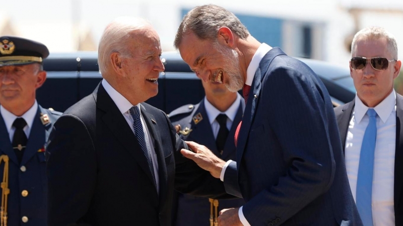 (28/6/22) El rey Felipe VI (d) recibe al presidente de Estados Unidos, Joe Biden (i), este martes en la Base Aérea de Torrejón de Ardoz, en Madrid, para asistir a la cumbre de la OTAN que se celebra hasta el jueves 30 de junio.