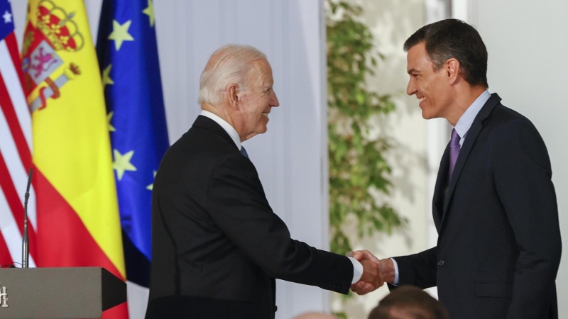 El presidente de Estados Unidos, Joe Biden, y el presidente del gobierno de España Pedro Sánchez, este martes durante la comparecencia celebrada en el Palacio de la Moncloa en Madrid.