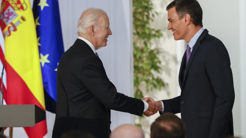 El presidente de Estados Unidos, Joe Biden, y el presidente del gobierno de España Pedro Sánchez, este martes durante la comparecencia celebrada en el Palacio de la Moncloa en Madrid.