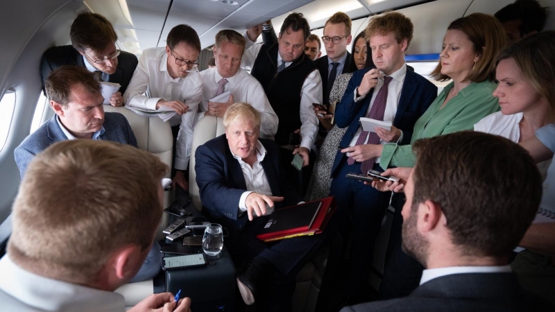 (28/6/22) Boris Johnson hablando con periodistas en su avión de camino a España desde Alemania, donde ha tenido lugar la reunión del G7.