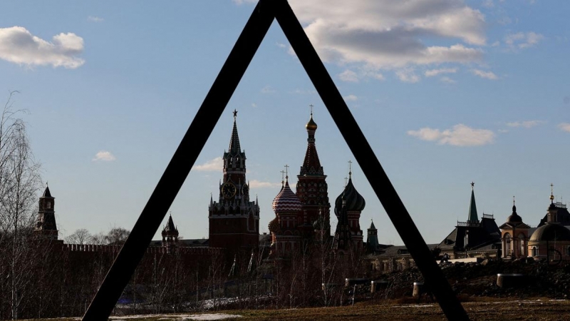 Fotografía de la Torre Spasskaya del Kremlin y la Catedral de San Basilio, en la Plaza Roja de Moscú, a 15 de marzo de 2022.