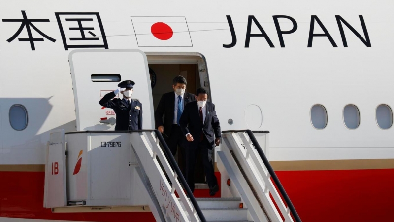 El primer ministro de Japón, Fumio Kishida (d), a su llegada hoy martes al aeropuerto Adolfo Suárez Madrid-Barajas para asistir a la cumbre de la OTAN que se celebra hasta el jueves en la capital de España.