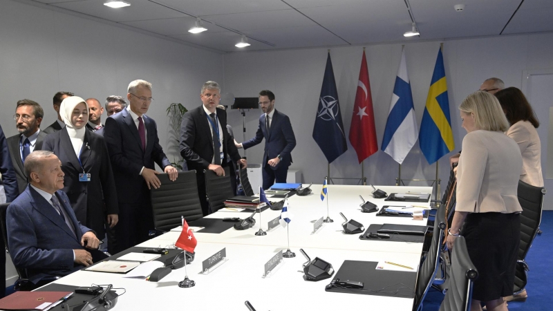 Las delegaciones de Turquía, Suecia y Finlandia junto al secretario general de la OTAN, Jens Stoltenberg, en una reunión este martes 28 de junio de 2022 en Madrid.