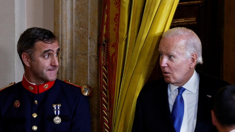 Un miembro de la Guardia Real reacciona cuando el presidente de los EEUU, Joe Biden, entra en la sala donde se realiza la foto de familia de los líderes de la OTAN con el rey Felipe y la reina Letizia,  antes de una la de gala en el Palacio Real de Madrid
