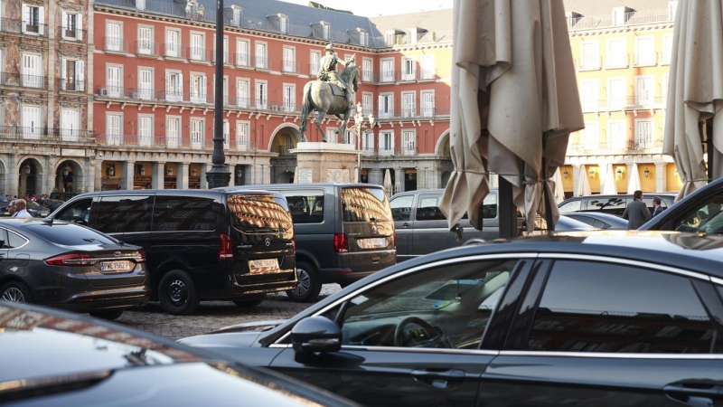 Las delegaciones participantes en la cumbre de la OTAN aparcan sus vehículos en la plaza Mayor, en Madrid, para asistir a la cena e gala que se celebra  en el Palacio Real. EFE/Luca Piergiovanni