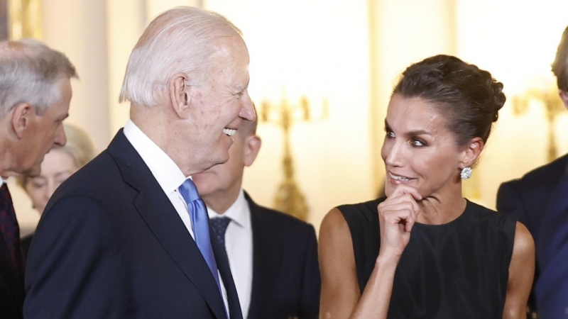 El presidente estadounidense, Joe Biden, conversa con la reina Letizia, tras la foto de familia con los líderes de la OTAN en el Palacio Real. EFE/ Juanjo Martin POOL