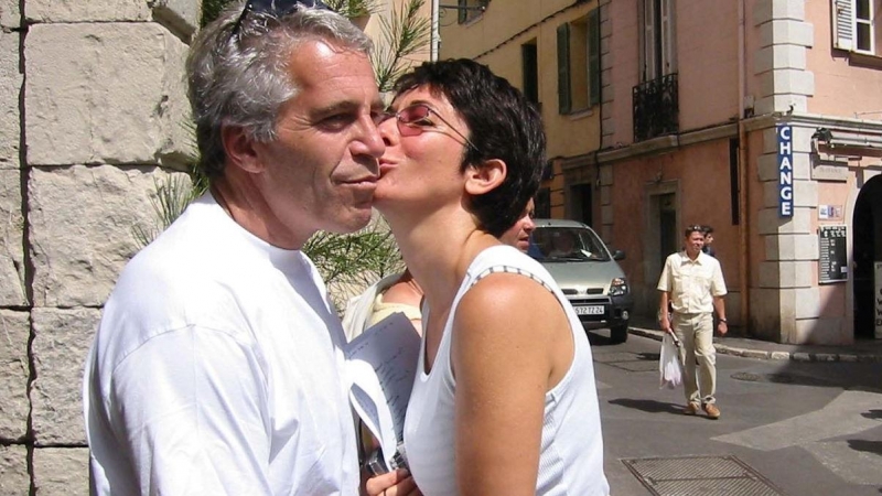 Imagen de archivo de Ghislaine Maxwell besando en la mejilla al financiero estadounidense Jeffrey Epstein.