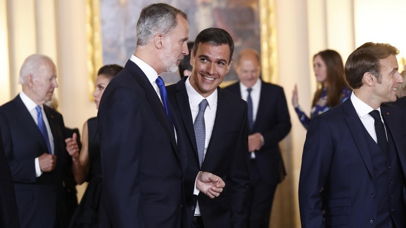 El rey Felipe VI y el presidente del Gobierno, Pedro Sánchez, durante la recepción a los jefes de Estado y jefes de Gobierno de la OTAN en el Salón del Trono del Palacio Real, en Madrid. EFE/ Chema Moya POOL
