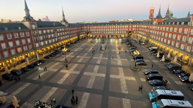 Vista de la Plaza Mayor de Madrid, que ha servido de aparcamiento para los coches de las delegaciones de los líderes de la OTAN, durante su cena de gala en el Palacio Real. REUTERS/Nacho Doce