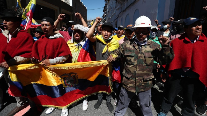 Indígenas protestan en las calles de Quito, a 28 de junio de 2022.