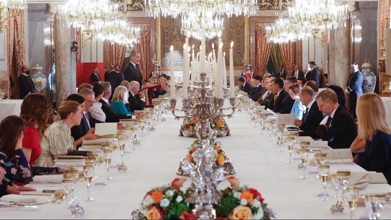 Vista del Comedor de Gala del Palacio Real, durante la cena que los reyes de España ofrecen a los jefes de Estado y jefes de Gobierno que participan en la cumbre de la OTAN, en Madrid. EFE/Juanjo Martín. POOL