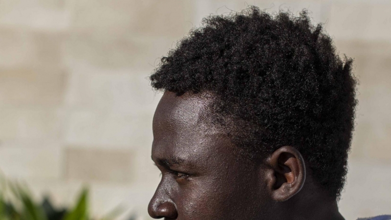 Ousman Jadedi, sudanés de 21 años, lleva en el CETI de Melilla desde marzo, cuando logró saltar la valla junto a otras 500 personas.