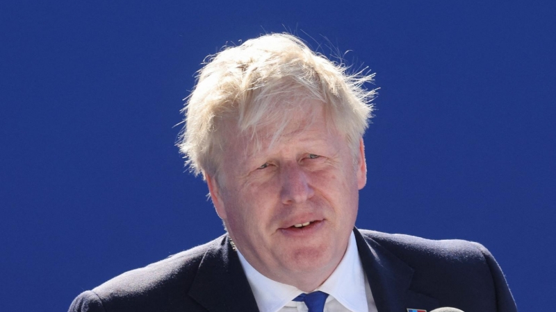 El primer ministro británico, Boris Johnson, habla con los medios cuando llega a una cumbre de la OTAN en Madrid, España, el 29 de junio de 2022.