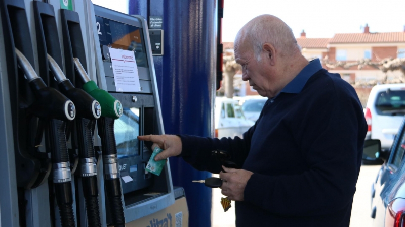 01/04/2022 - Un home posant gasolina a Figueres.