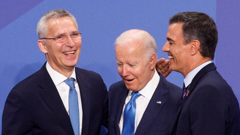 El secretario general de la OTAN, Jens Stoltenberg, y el presidente del Gobierno, Pedro Sánchez, saludan al presidente estadounidense, Joe Biden, durante una cumbre de la OTAN en Madrid, España, el 29 de junio de 2022.