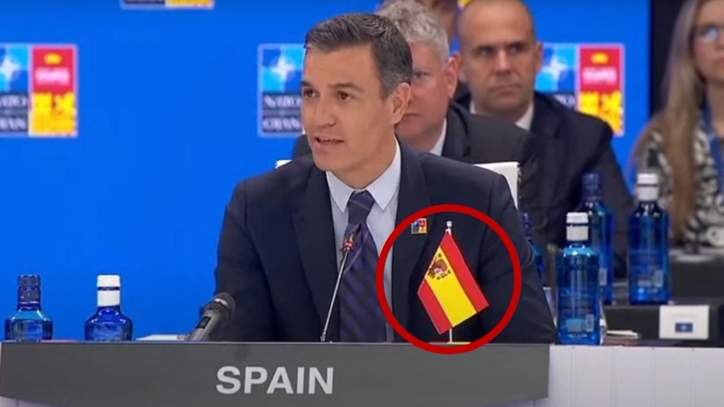 El presidente del Gobierno, Pedro Sánchez, da un discurso en la sesión de la cumbre de la OTAN, con la bandera de España al revés.