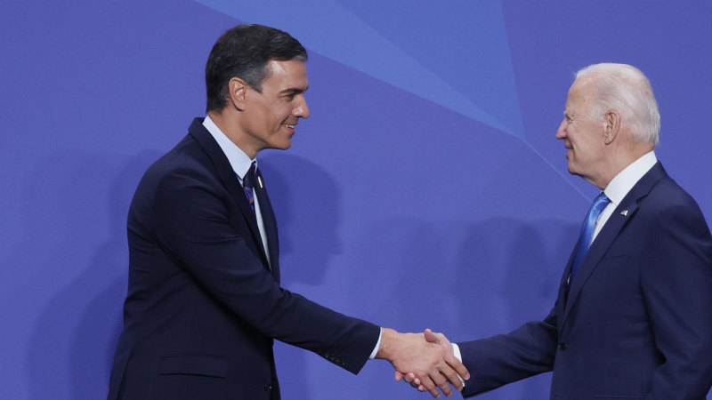 El presidente del Gobierno, Pedro Sánchez (i) saluda al presidente de Estados Unidos, Joe Biden, durante la primera jornada de la cumbre de la OTAN que se celebra este miércoles en el recinto de Ifema, en Madrid