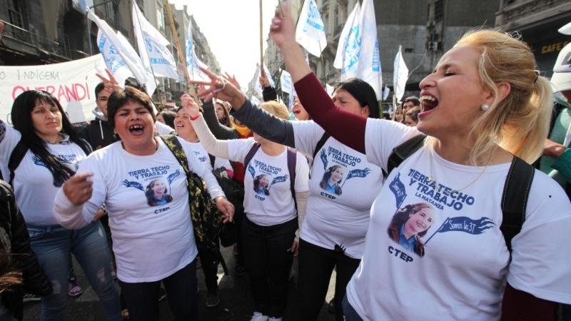 (7/8/19) Organizaciones argentinas protestan en agosto de 2019 con el eslogan 'Tierra, techo y trabajo'. (Archivo).