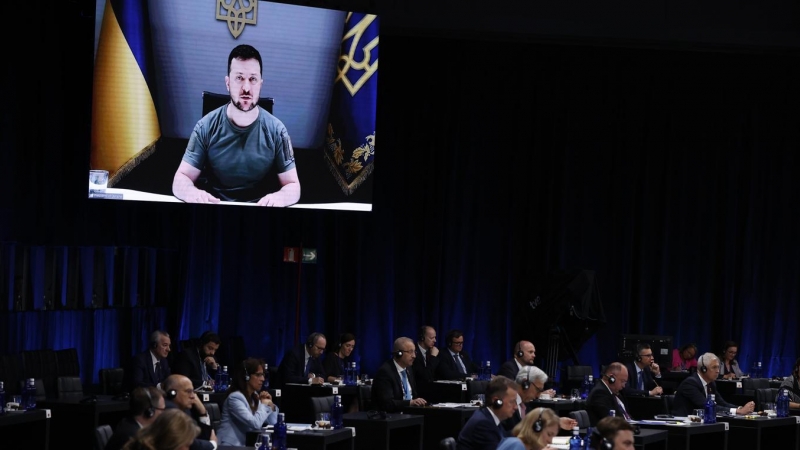 El presidente del Ucrania, Volodímir Zelenski, interviene por videoconferencia en la primera jornada de la cumbre de la OTAN que se celebra este miércoles en el recinto de Ifema, en Madrid.