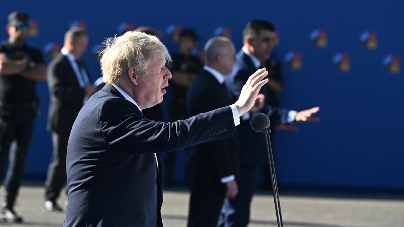 El primer ministro del Reino Unido, Boris Johnson, interviene a su llegada a la primera jornada de la cumbre de la OTAN que se celebra este miércoles en el recinto de Ifema, en Madrid.