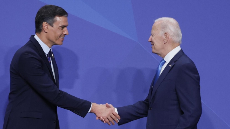 29/06/2022. El presidente del Gobierno, Pedro Sánchez saluda al presidente de Estados Unidos, Joe Biden, durante la primera jornada de la cumbre de la OTAN, a 29 de junio de 2022, en Madrid.