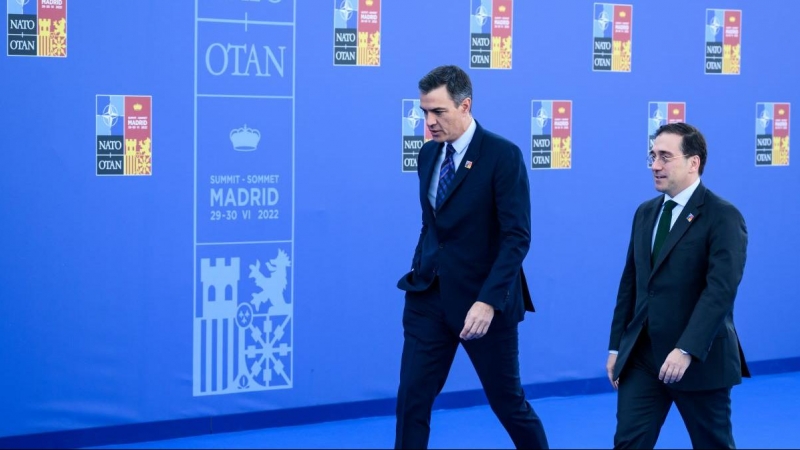 El primer ministro español, Pedro Sánchez, y el ministro español de Asuntos Exteriores, José Manuel Albares, llegan para asistir a la cumbre de la OTAN.