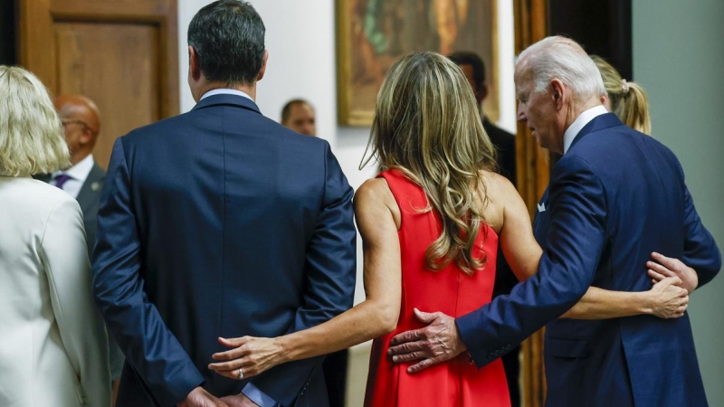 El presidente del Gobierno, Pedro Sánchez, y su esposa Begoña Gómez, reciben al presidente de EEUU, Joe Biden, y su esposa Jill Biden, a su llegada al Museo del Prado, en Madrid.