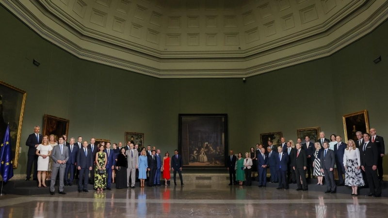 Foto de familia de los jefes de Estado y jefes de Gobierno que participan en la cumbre de la OTAN, antes de la cena ofrecida por el presidente del Gobierno, Pedro Sánchez, en el Museo del Prado. EFE/Ballesteros/Pool