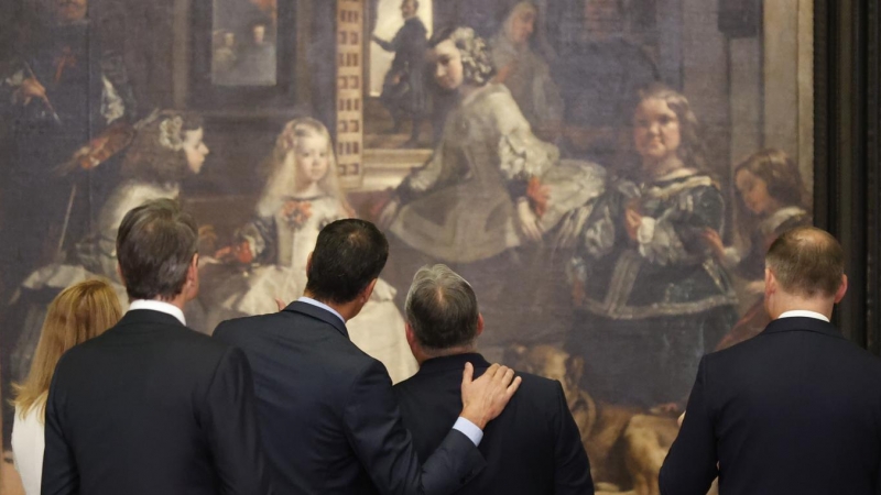 Varios de los jefes de Estado y de Gobierno que participan en la cumbre de la OTAN observan el cuadro 'Las Meninas', a su llegada a la cena que el presidente del Gobierno les ofrece en el Museo del Prado. EFE/Brais Lorenzo