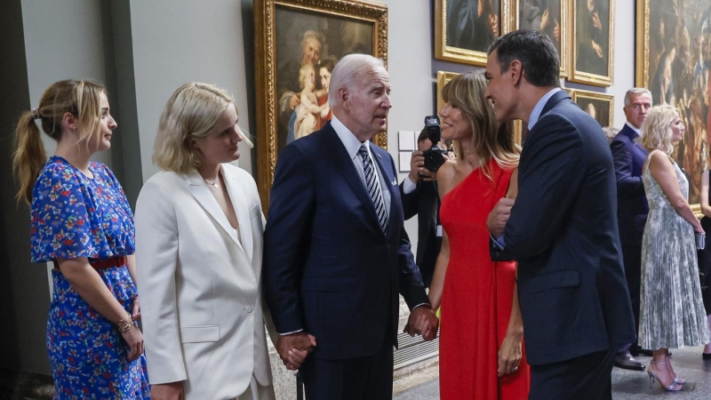 El presidente del Gobierno, Pedro Sánchez (d), y su esposa Begoña Gómez (2-d) reciben al presidente de los Estados Unidos, Joe Biden (c), y sus nietas (i) a su llegada a la cena que el jefe del Ejecutivo  ofrece a los jefes de Estado y jefes de Gobierno q