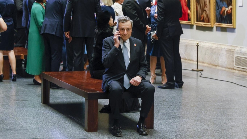 El primer ministro italiano, Mario Draghi, habla por teléfono a su llegada al Museo del Prado donde el presidente del Gobierno español, Pedro Sánchez, ofrece una cena a los jefes de Estado y jefes de Gobierno que participan en la cumbre de la OTAN. EFE/Ba