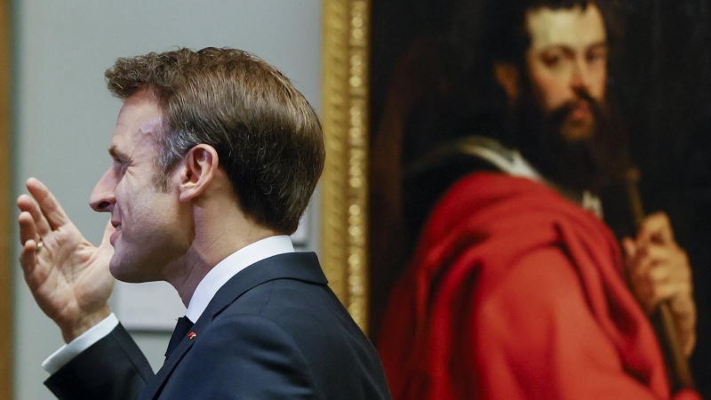 El presidente francés, Emmanuel Macron, a su llegada al Museo del Prado donde el presidente del Gobierno español, Pedro Sánchez, ofrece una cena a los jefes de Estado y jefes de Gobierno que participan en la cumbre de la OTAN, este miércoles en Madrid. EF