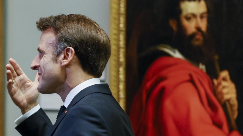 El presidente francés, Emmanuel Macron, a su llegada al Museo del Prado donde el presidente del Gobierno español, Pedro Sánchez, ofrece una cena a los jefes de Estado y jefes de Gobierno que participan en la cumbre de la OTAN, este miércoles en Madrid. EF