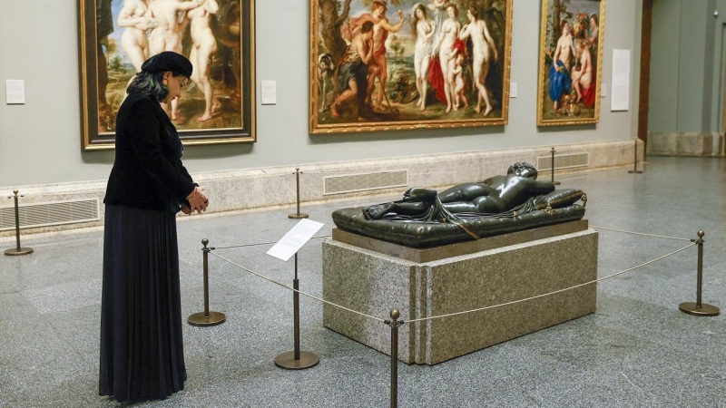 La esposa del primer ministro de Albania, Linda Rama, contempla una escultura a su llegada al Museo del Prado donde el jefe del Ejecutivo, Pedro Sánchez, ofrece una cena a los jefes de Estado y jefes de Gobierno que participan en la cumbre de la OTAN. EFE