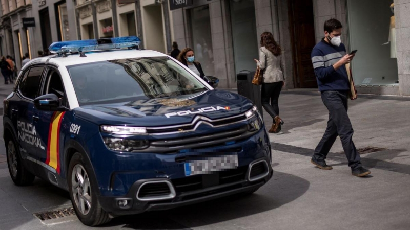 Un coche de la Policía Nacional patrulla por las inmediaciones de la Puerta del Sol, en Madrid (España), a 26 de marzo de 2021.