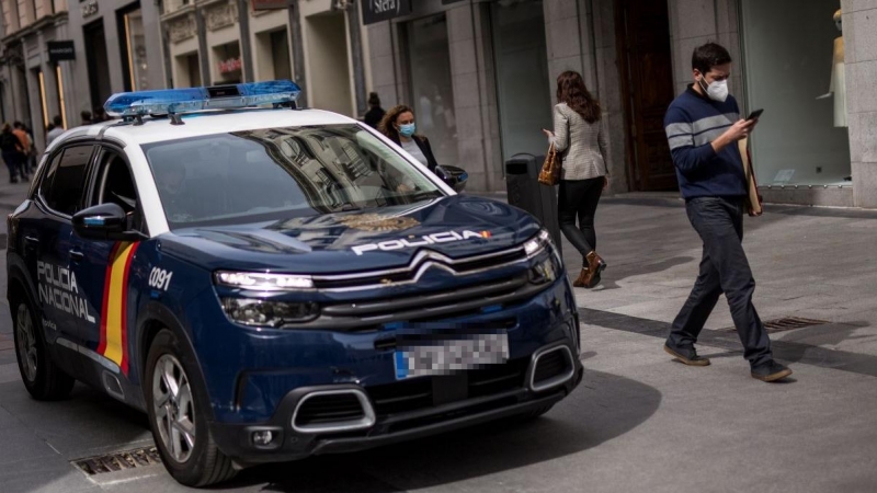 Un coche de la Policía Nacional patrulla por las inmediaciones de la Puerta del Sol, en Madrid (España), a 26 de marzo de 2021.