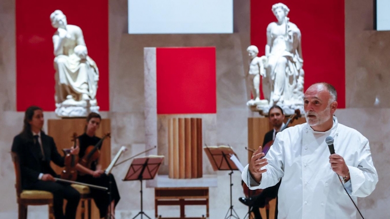 El chef José Andrés se dirige a los acompañantes de los jefes de Estado y de Gobierno que participan en la cumbre de la OTAN, durante la cena ofrecida por el presidente del Gobierno español, Pedro Sánchez, en el Museo del Prado. EFE/Ballesteros POOL