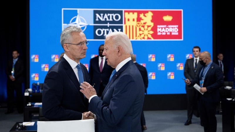 El presidente de EEUU, Joe Biden, conversa con el secretario general de la OTAN, Jens Stoltenberg, durante la primera jornada de la cumbre de la Alianza Atlántica en Madrid. Brendan Smialowski/Pool via REUTERS