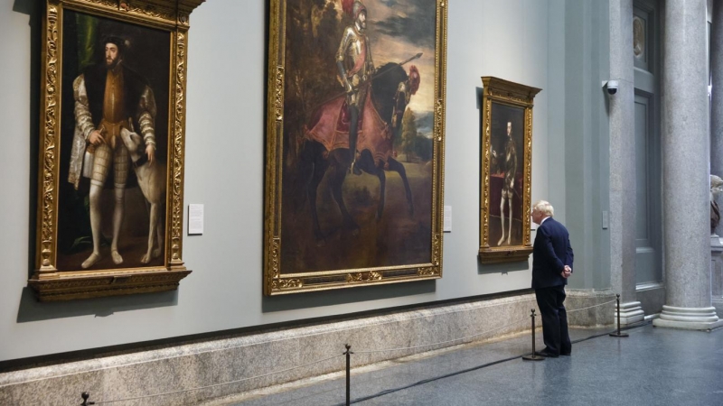 El primer ministro del Reino Unido, Boris Johnson, contempla los cuadros de Tiziano a su llegada al Museo del Prado, para la cena de los jefes de Estado y jefes de Gobierno que participan en la cumbre de la OTAN. EFE / Juanjo Martín