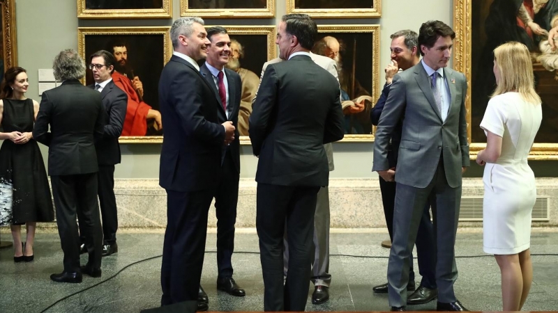 El presidente del Gobierno Pedro Sánchez, charla con el primer ministro de los Países Bajos Mark Rutte, y  otros mandatarios antes de la cena ofrecida a los jefes de Estado y jefes de Gobierno que participan en la cumbre de la OTAN, en el Museo del Prado.