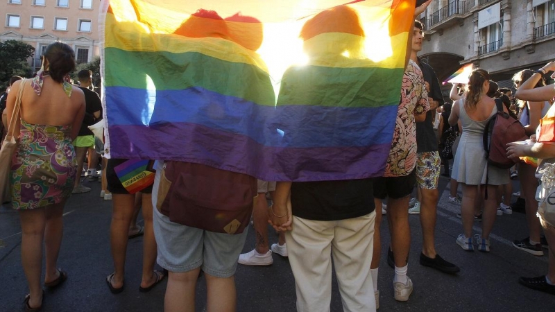 Dos personas se tapan con una bandera durante una manifestación por el Orgullo LGTBI, a 28 de junio de 2022, en Palma de Mallorca, Baleares (España).