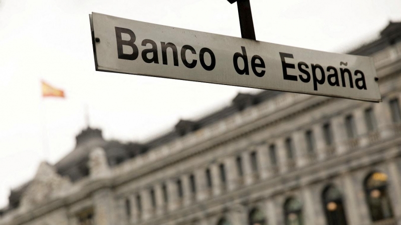 El cartel de la entrada de la estación de Metro de Banco de España, enfrente de la sede del organismo financiero, en Madrid. REUTERS/Juan Medina