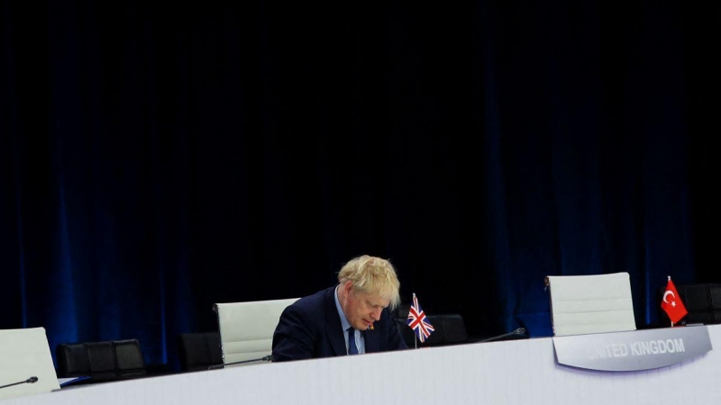 El primer ministro británico, Boris Johnson, asiste a una mesa redonda durante una cumbre de la OTAN en Madrid, España, el 30 de junio de 2022.