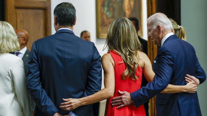 El presidente del Gobierno, Pedro Sánchez (2-i), y su esposa Begoña Gómez (2-d), reciben al presidente de los Estados Unidos, Joe Biden, y su esposa Jill Biden (i), a su llegada a la cena que el jefe del ejecutivo español ofrece a los jefes de Estado y je