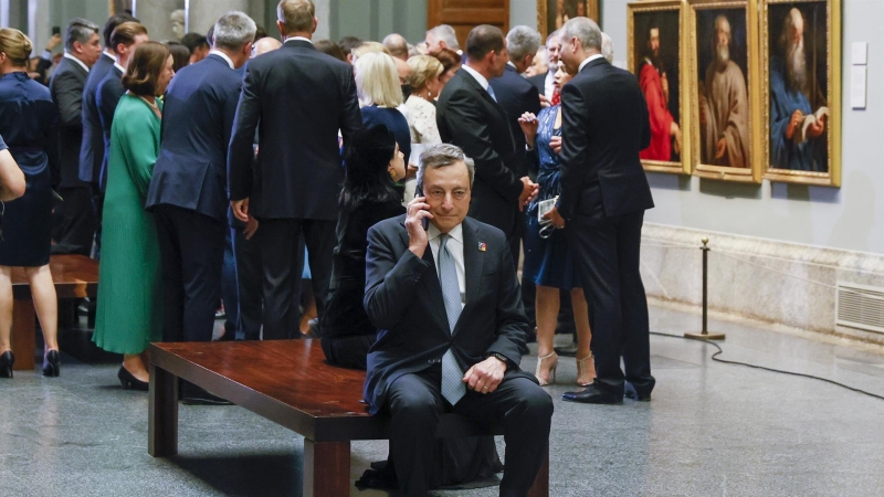 El primer ministro italiano, Mario Draghi, a su llegada al Museo del Prado donde el presidente del Gobierno español, Pedro Sánchez, ofrece una cena a los jefes de Estado y jefes de Gobierno que participan en la cumbre de la OTAN, este miércoles en Madrid.